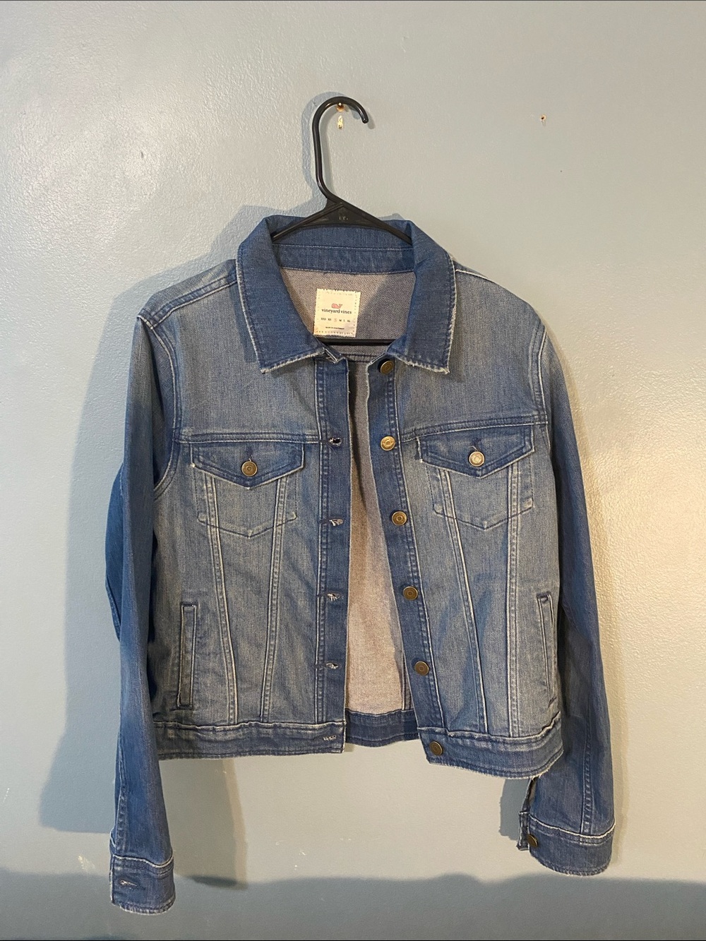 Vineyard Vines womens small distressed jean jacket (never worn)